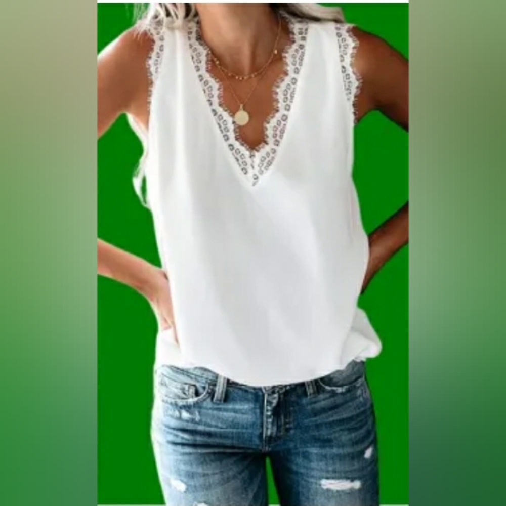 Sleeveless Shirt w/lace accent. Size Small